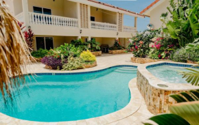 Beautiful modern 2-bedroom apartment with tropical garden, pool and jacuzzi